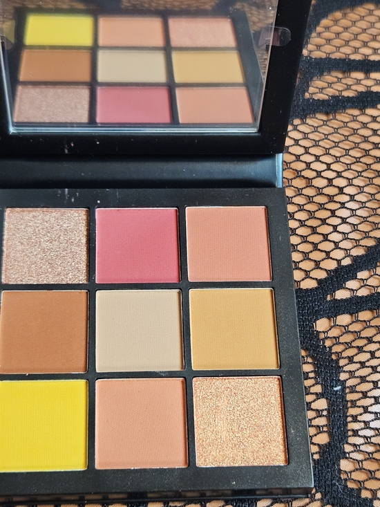 HUDA BEAUTY Other - HUDA BEAUTY CORAL OBESESSIONS